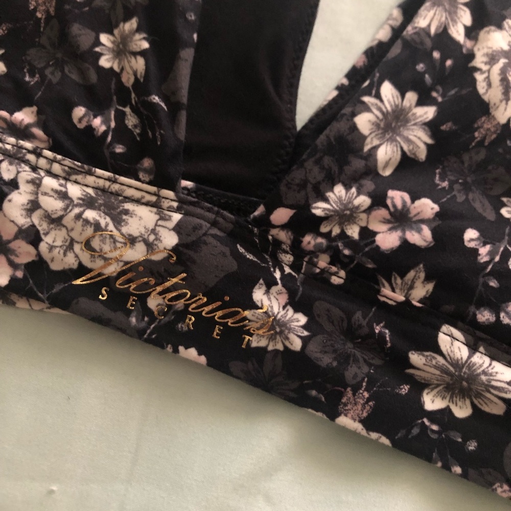 Victoria’s Secret wireless bralette - Picture 2 of 3